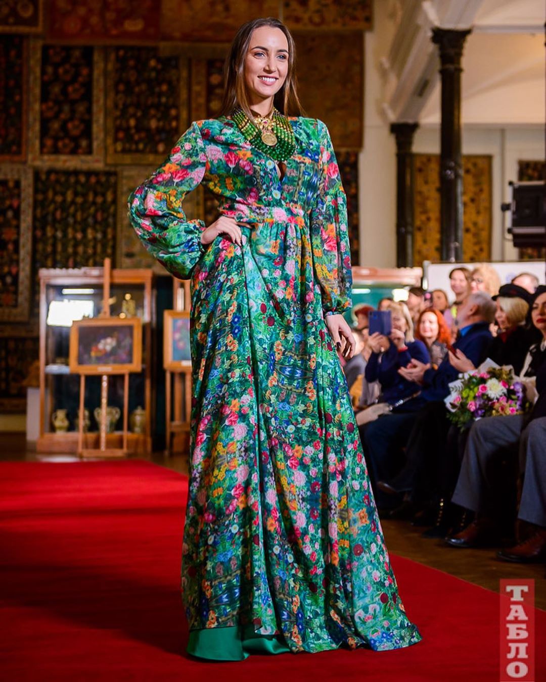 Українська красуня: Ганна Різатдінова вийшла на подіум у розкішній "квітковій" сукні