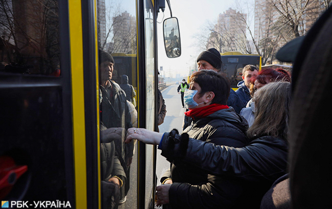 Карантин в Киеве: появились фото "штурма" автобусов