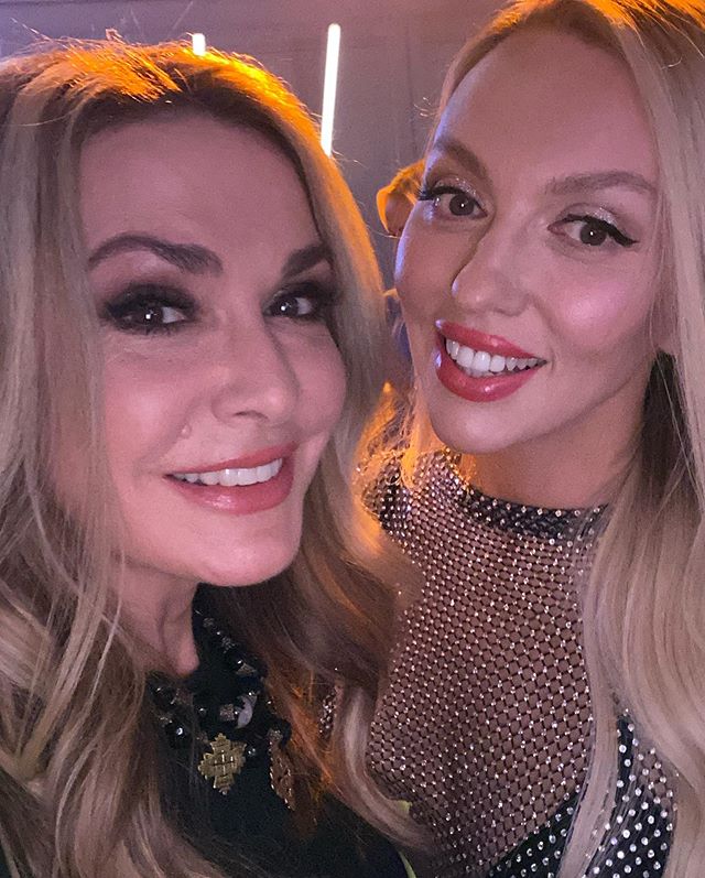 "Сяюча" Оля Полякова у прозорому топі з камінням заворожила ідеальними формами