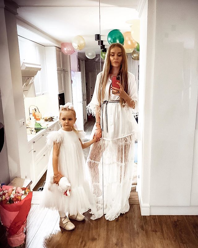 Принцессы в перьях: Слава из НеАгелов в прозрачной юбке покорила фото с дочкой-именинницей