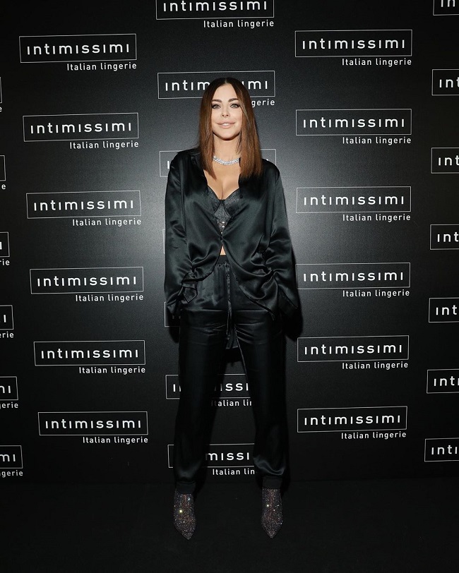 Ани Лорак засветила пышные формы в одном белье: видео и фото