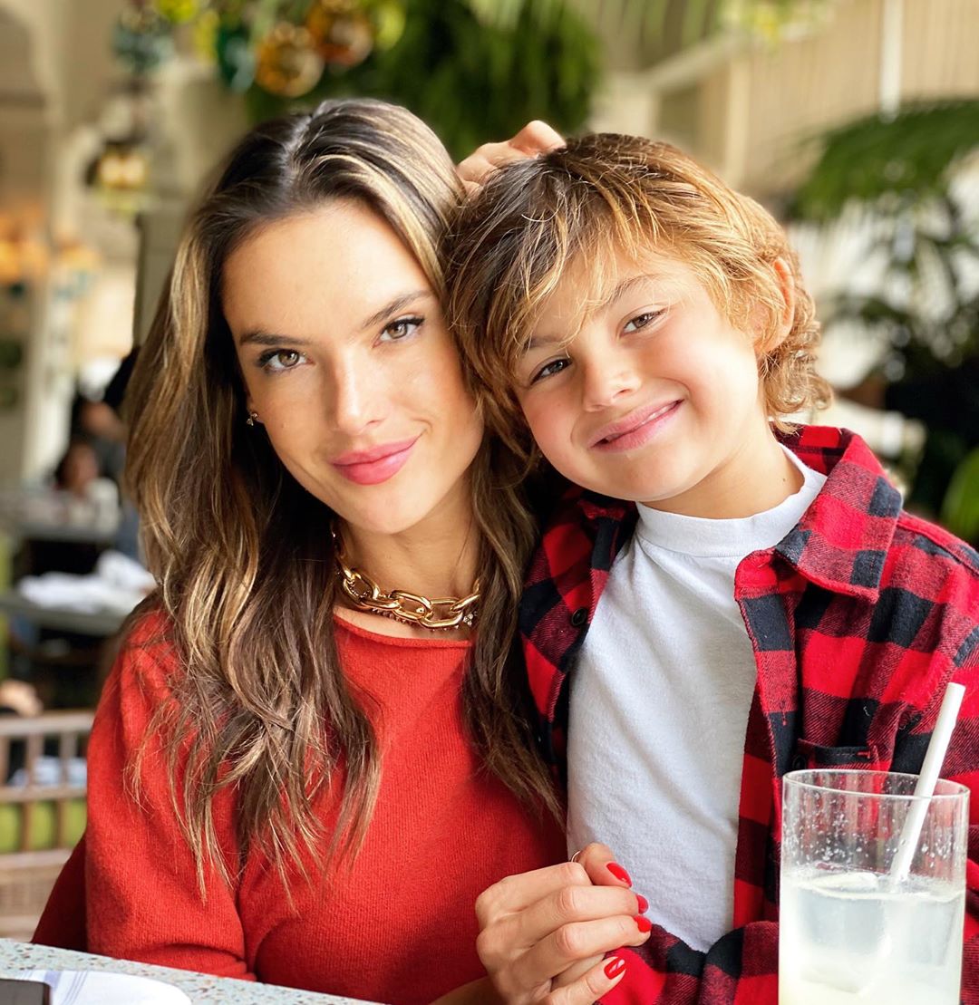 Ідеальна сім'я: Алессандра Амбросіо засипала мережу щасливими фото з улюбленим і дітьми