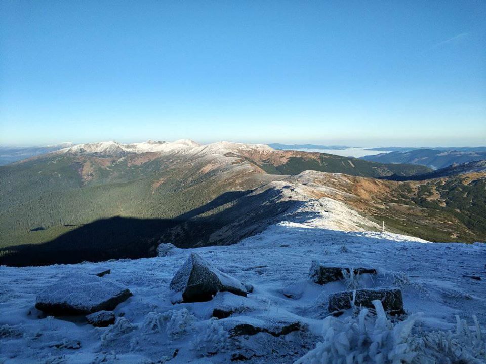 Сніг у Карпатах захопив мережу: мальовниче фото