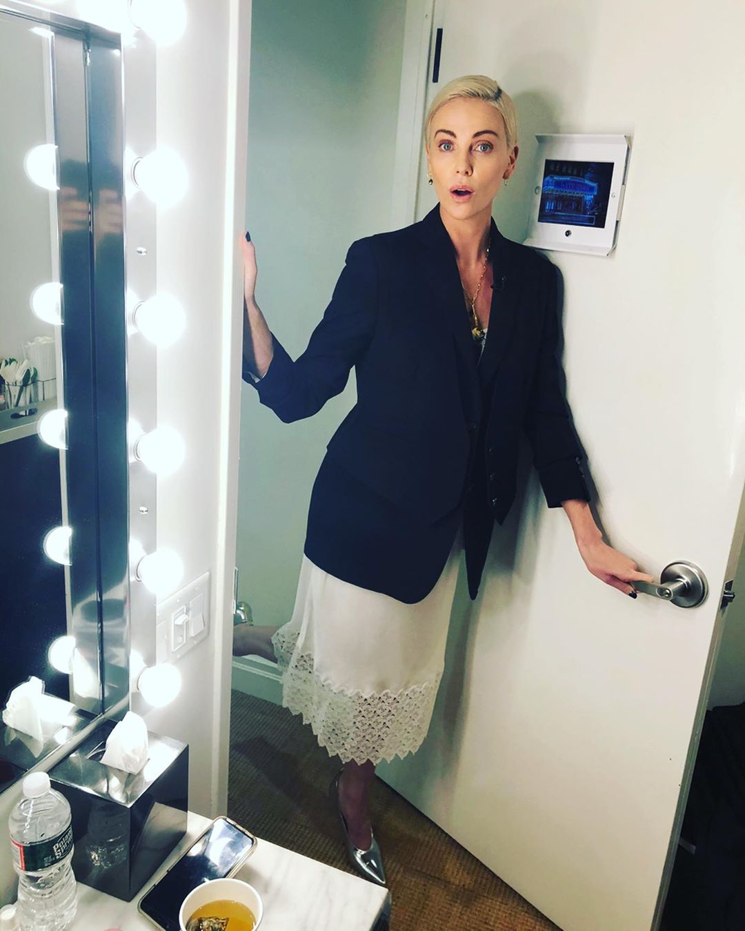 Женщина-мечта: 44-летняя Шарлиз Терон покорила стройной фигурой в стильном наряде