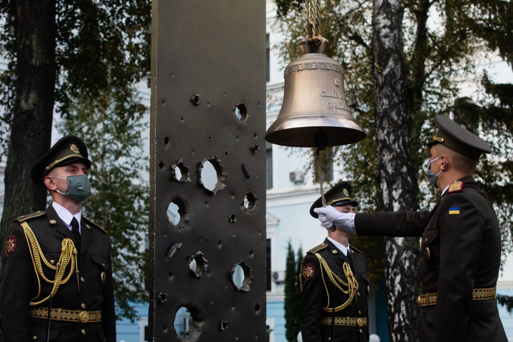 Порошенко: Україна - країна героїв, яким ми зобов’язані незалежністю