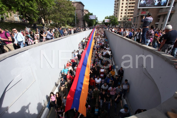 Участники протестов в Ереване направились к мемориалу "Цицернакаберд"