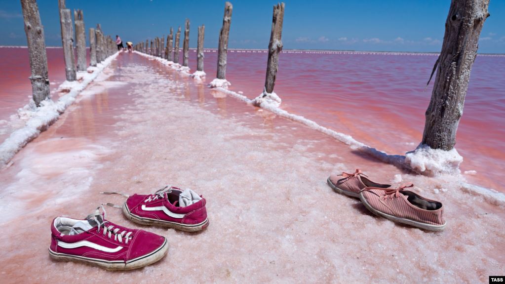 У Криму знамените озеро стало яскраво-рожевого кольору: видовищні фото