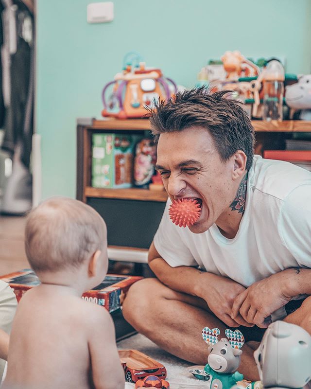 Зразковий тато: Влад Топалов потішив мережу веселим фото з маленьким сином