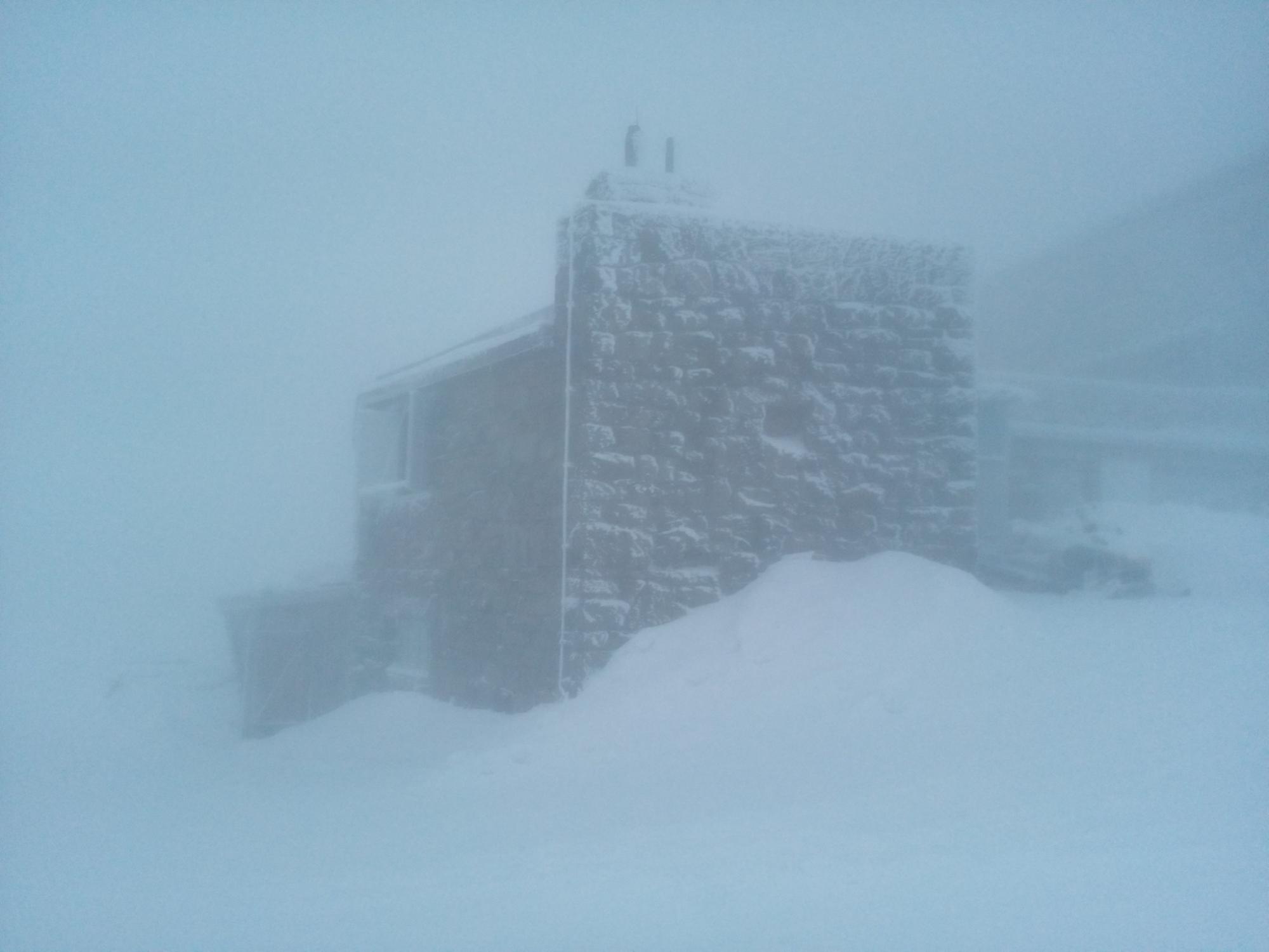 Замело снігом: у мережі з'явилося яскраве фото з Карпат