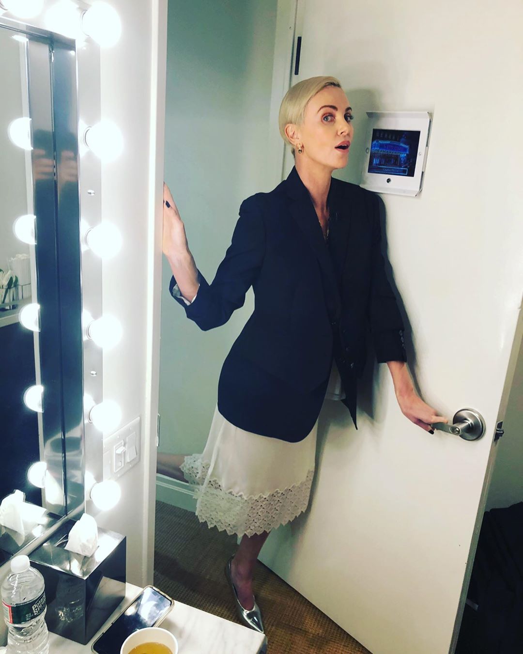 Женщина-мечта: 44-летняя Шарлиз Терон покорила стройной фигурой в стильном наряде