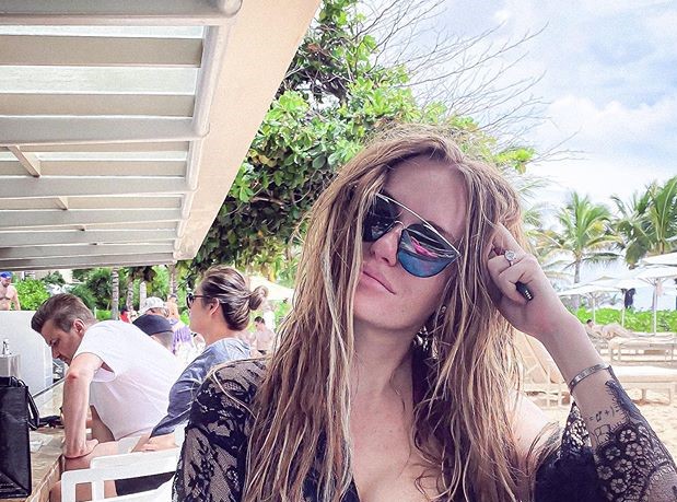 Горячая Слава из НеАнгелов в бикини впечатлила эффектной стойкой на руках