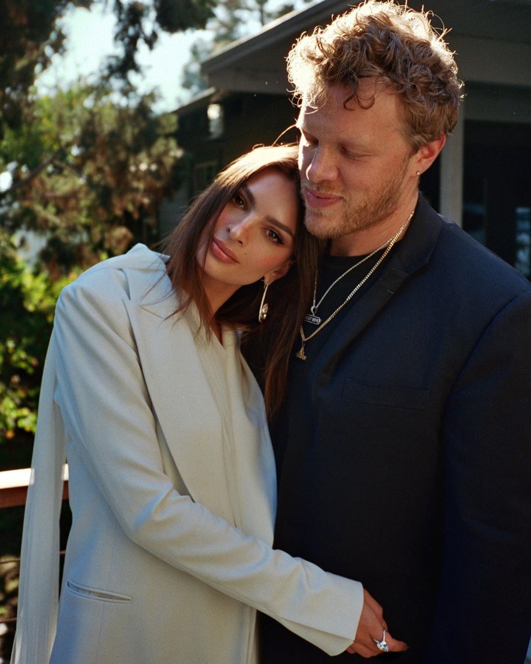 В бенкет і в світ: Емілі Ратаковскі демонструє два бездоганних образи в різних стилях