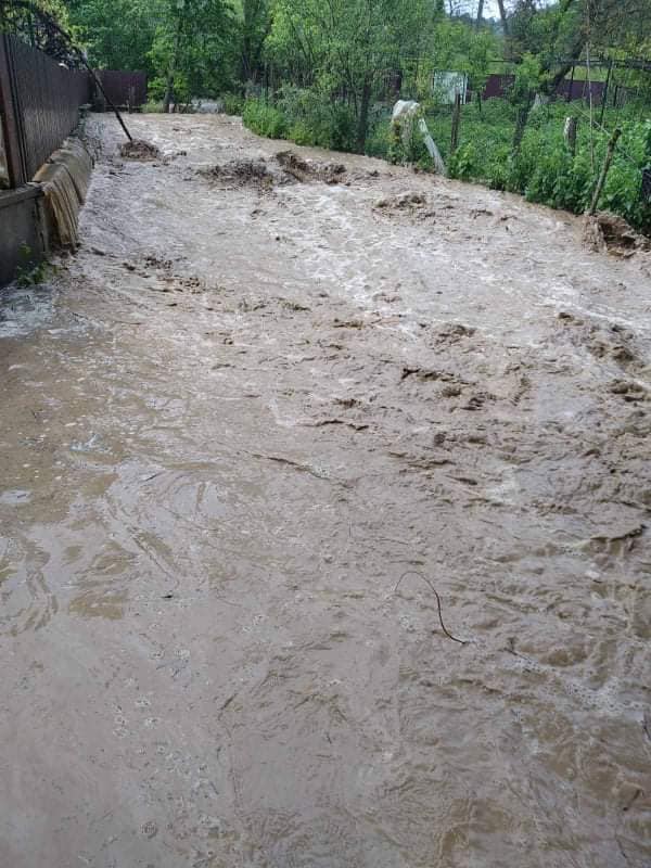 Стихия на западе Украины: регион накрыло жуткими ливнями и гигантским градом