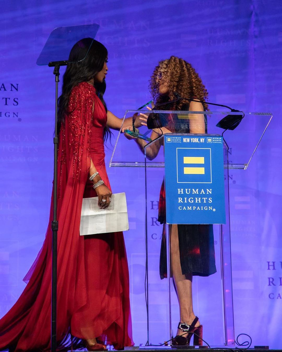 Казково красива: 49-річна Наомі Кемпбелл захопила стрункою фігурою у вишуканій сукні