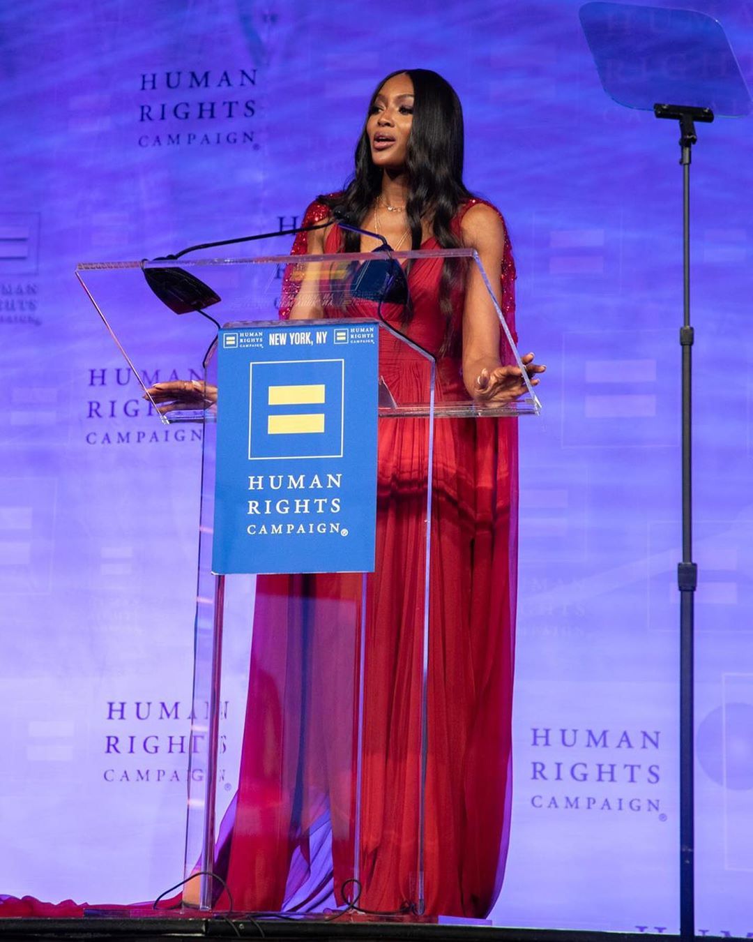 Казково красива: 49-річна Наомі Кемпбелл захопила стрункою фігурою у вишуканій сукні