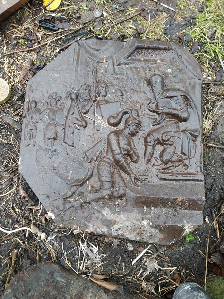 Під Львовом знайшли загадковий барельєф із зображенням польського короля