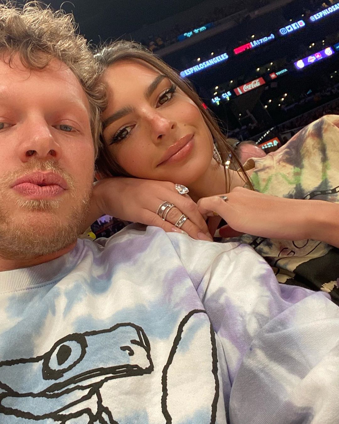 В бенкет і в світ: Емілі Ратаковскі демонструє два бездоганних образи в різних стилях