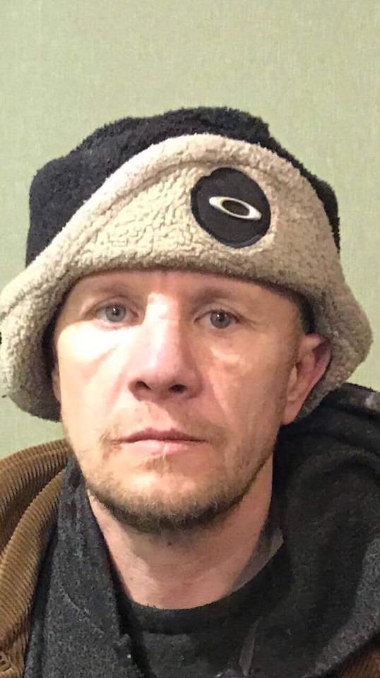 Под Киевом мужчина нападает на людей: появилось фото преступника