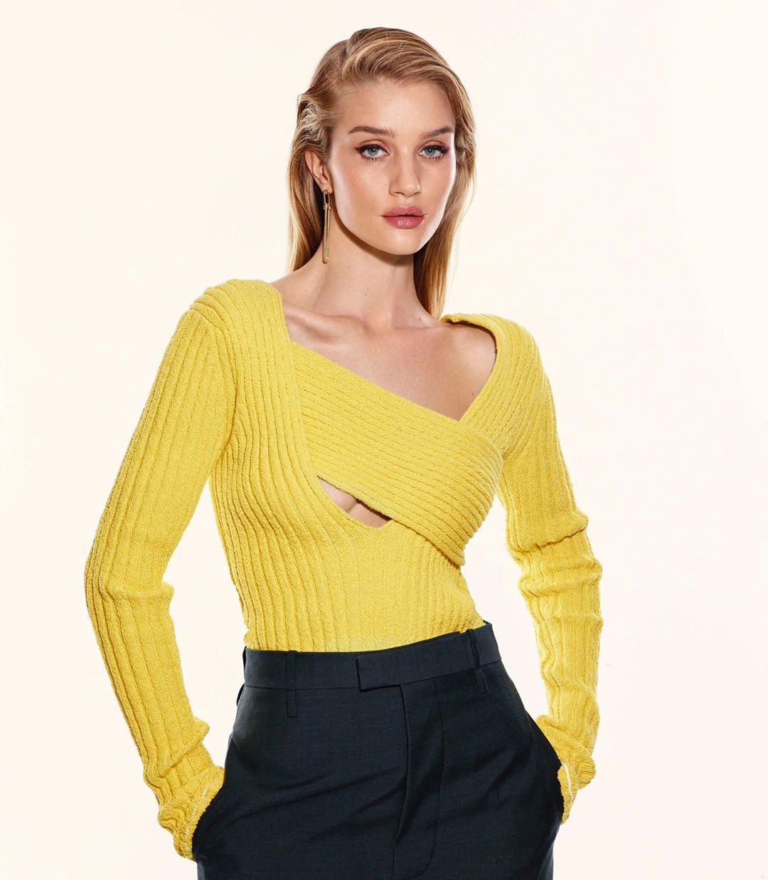 Стильні будні: Роузі Хантінгтон-Уайтлі показала, як зробити офісний гардероб жіночним