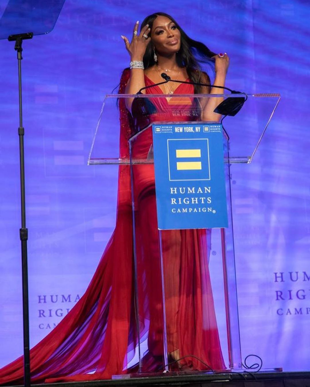 Казково красива: 49-річна Наомі Кемпбелл захопила стрункою фігурою у вишуканій сукні