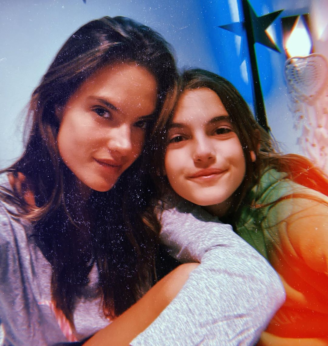 Немов двійнята: 38-річна Алессандра Амбросіо захопила схожістю з дочкою-підлітком