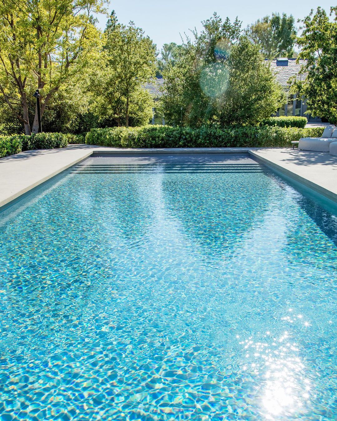 Мінімалізм і дивні скульптури: Кім Кардашян показала, як виглядає їх з Каньє Уестом будинок