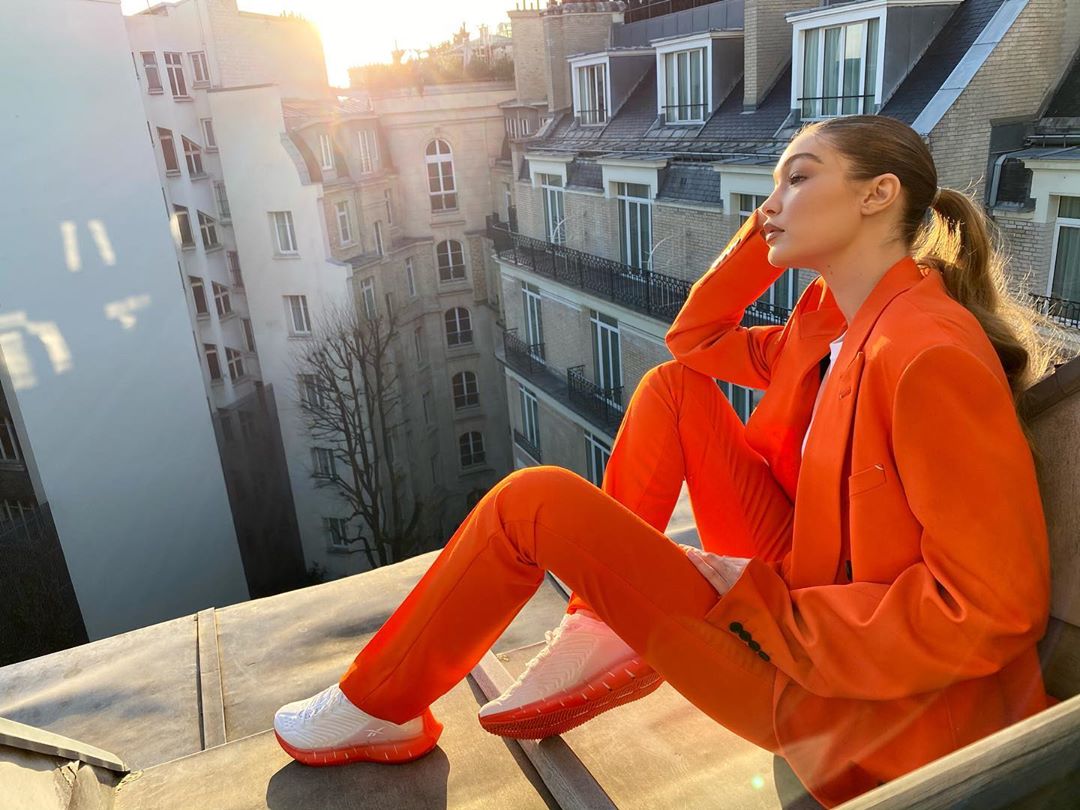 У сукні-сітці і з яскравим макіяжем: Джіджі Хадід захопила досконалою фігурою у відвертому образі