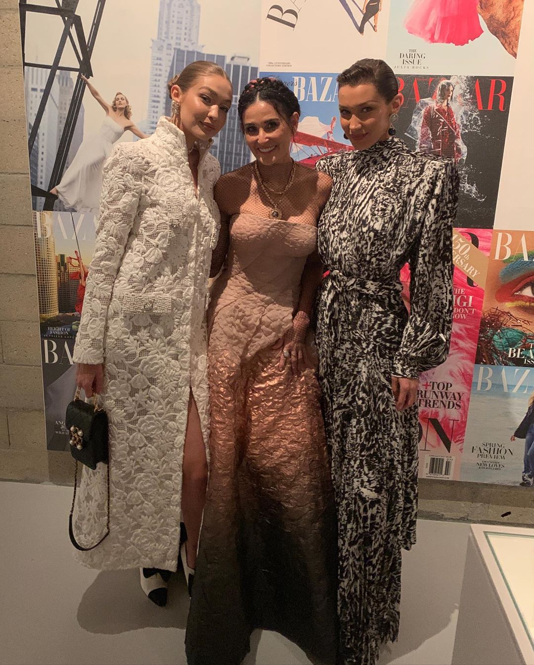 Она не меняется! 57-летняя Деми Мур восхитила роскошными формами в кутюрном наряде