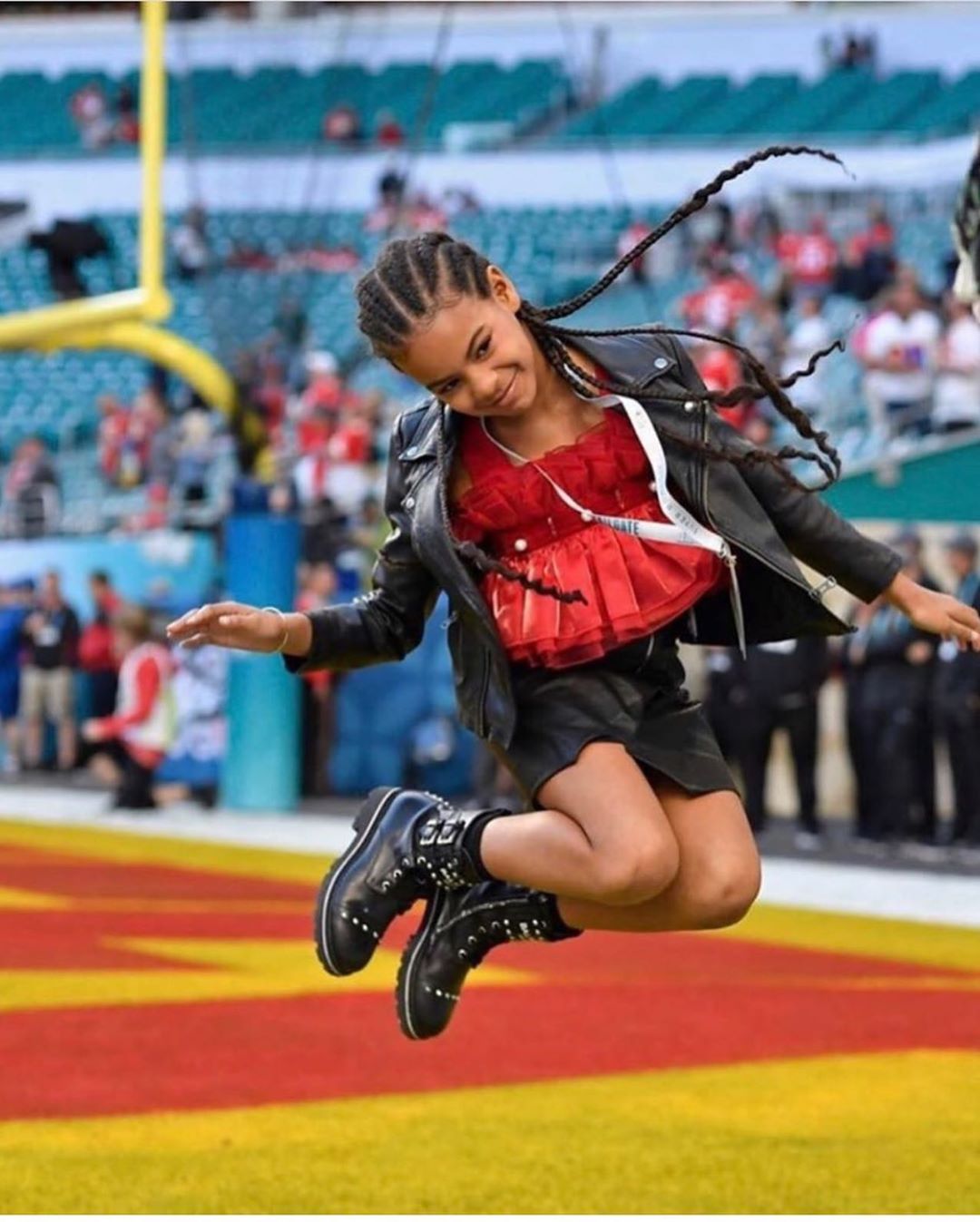 Королева тропіків: Бейонсе захопила розкішними формами в "соковитому" total look від Versace