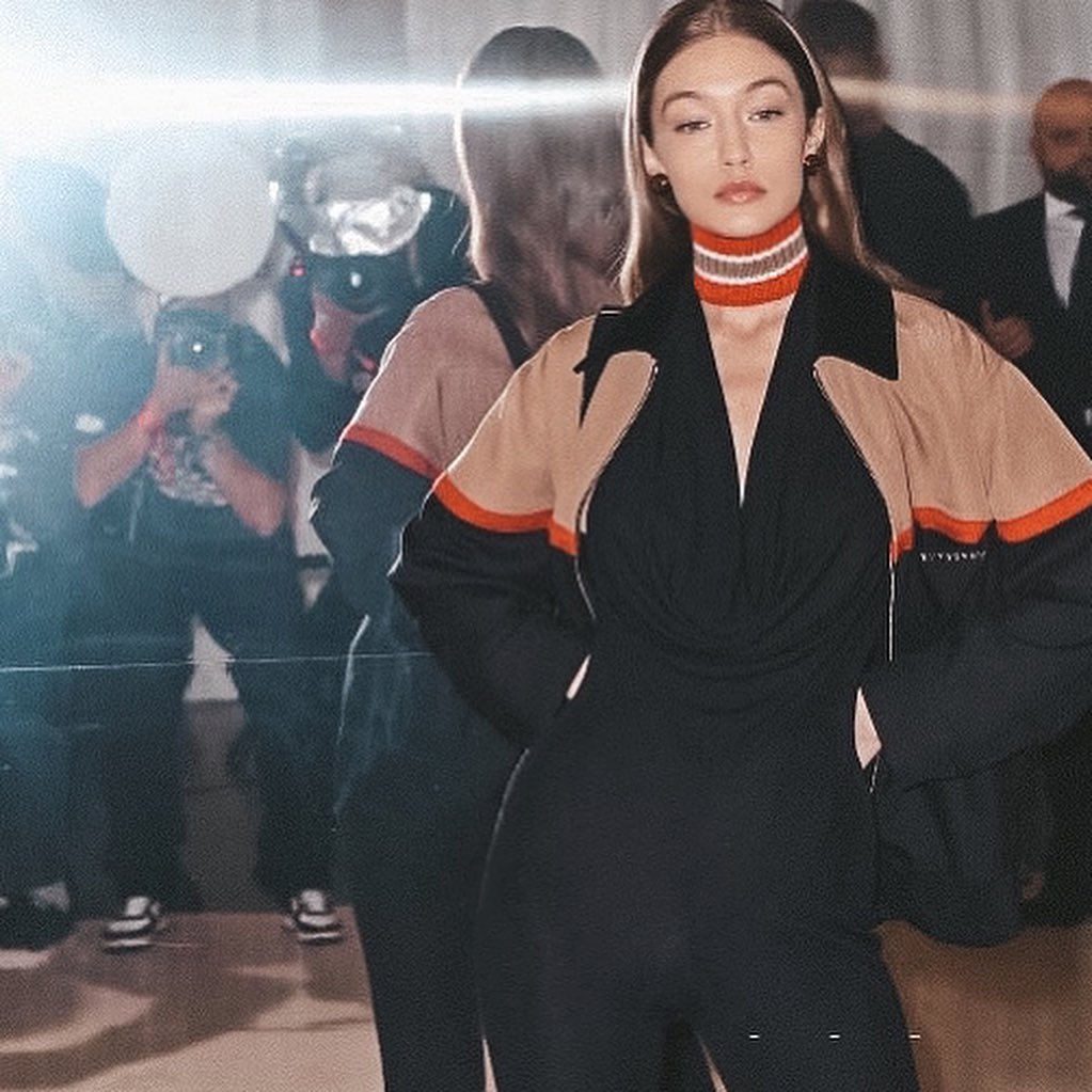 Королева подіуму: Белла Хадід блиснула пишними формами у відвертій сукні