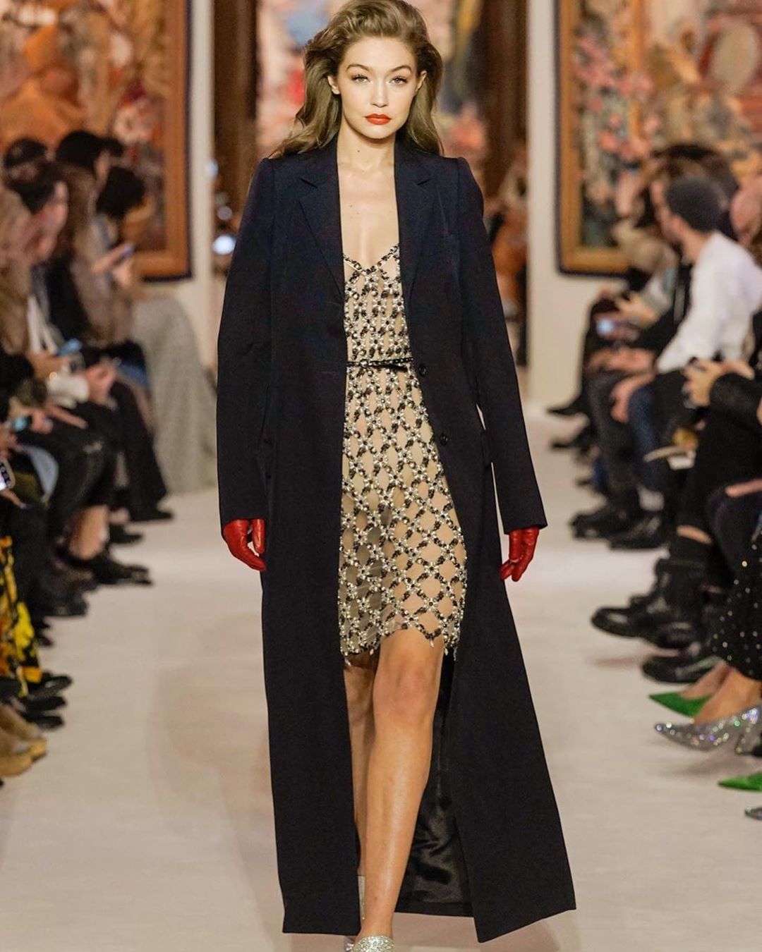 У сукні-сітці і з яскравим макіяжем: Джіджі Хадід захопила досконалою фігурою у відвертому образі