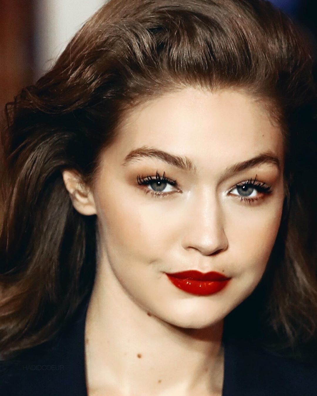 У сукні-сітці і з яскравим макіяжем: Джіджі Хадід захопила досконалою фігурою у відвертому образі