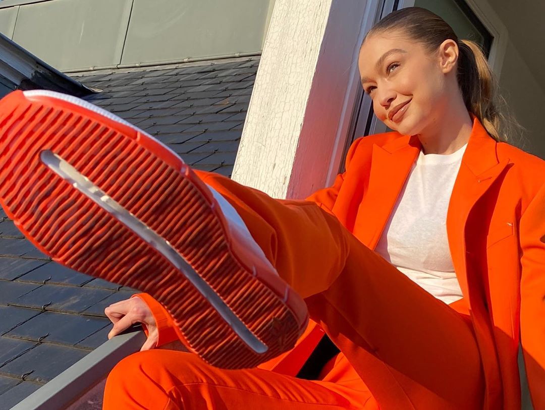 У сукні-сітці і з яскравим макіяжем: Джіджі Хадід захопила досконалою фігурою у відвертому образі