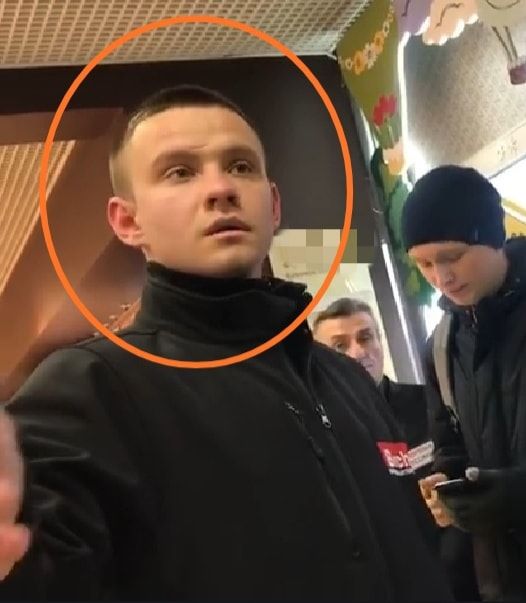 В Киеве сняли на видео, как &quot;коп&quot; прикрывает карманника, избившего четырех полицейских
