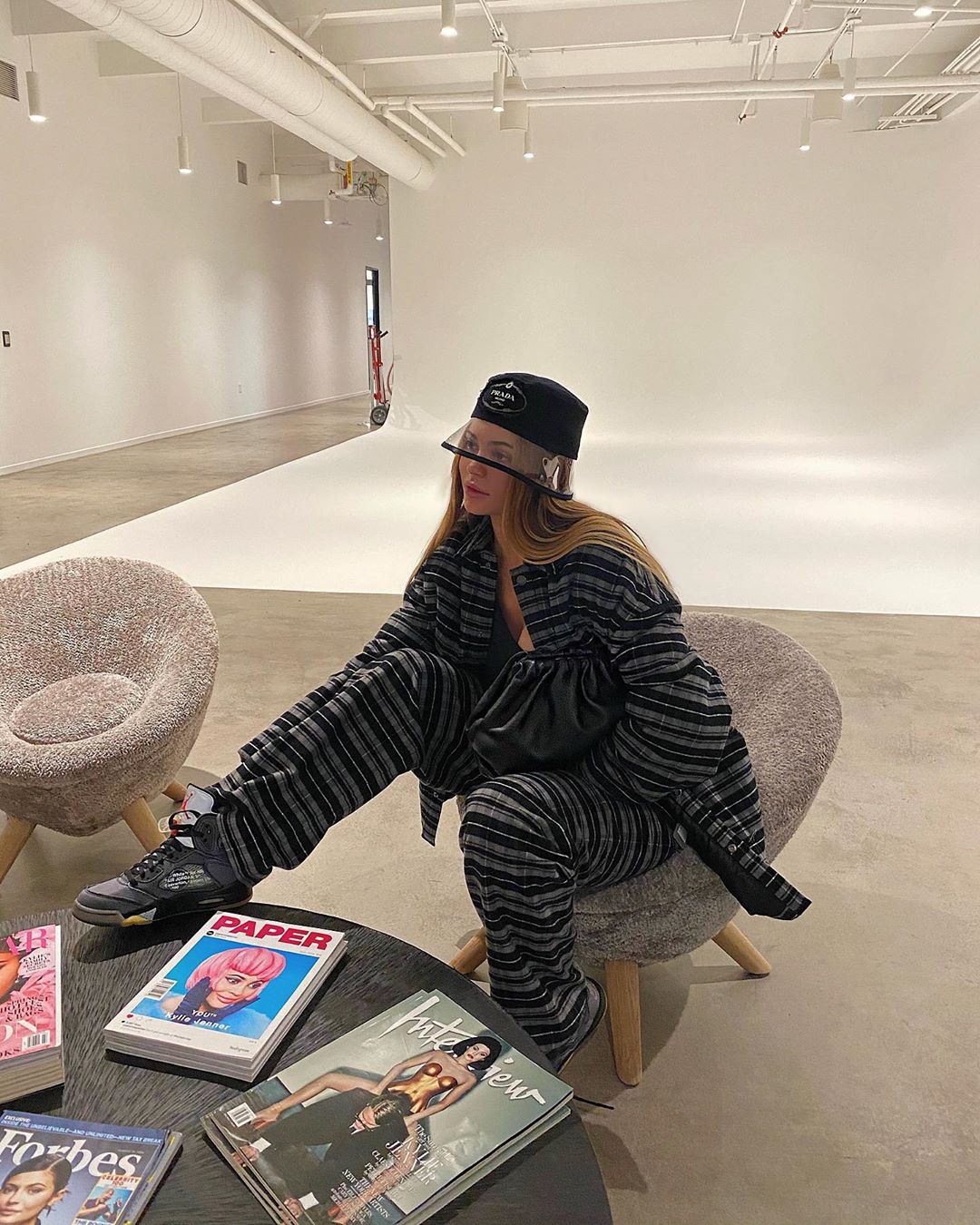 В наряде "заключенного": Кайли Дженнер вызвала недовольство в сети неожиданно сдержанным образом