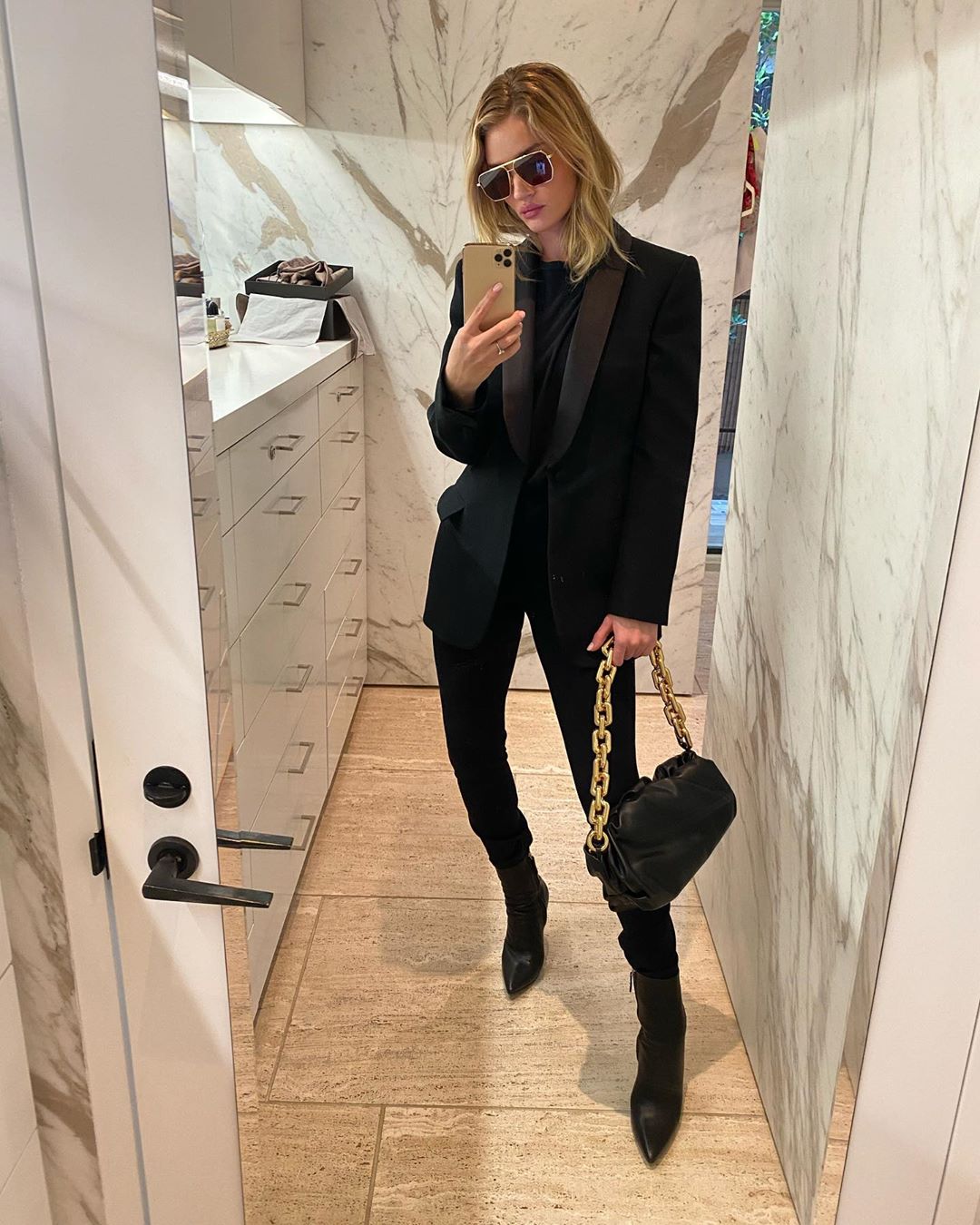 Уроки стилю: Роузі Хантінгтон-Уайтлі демонструє 10 трендових образів весни