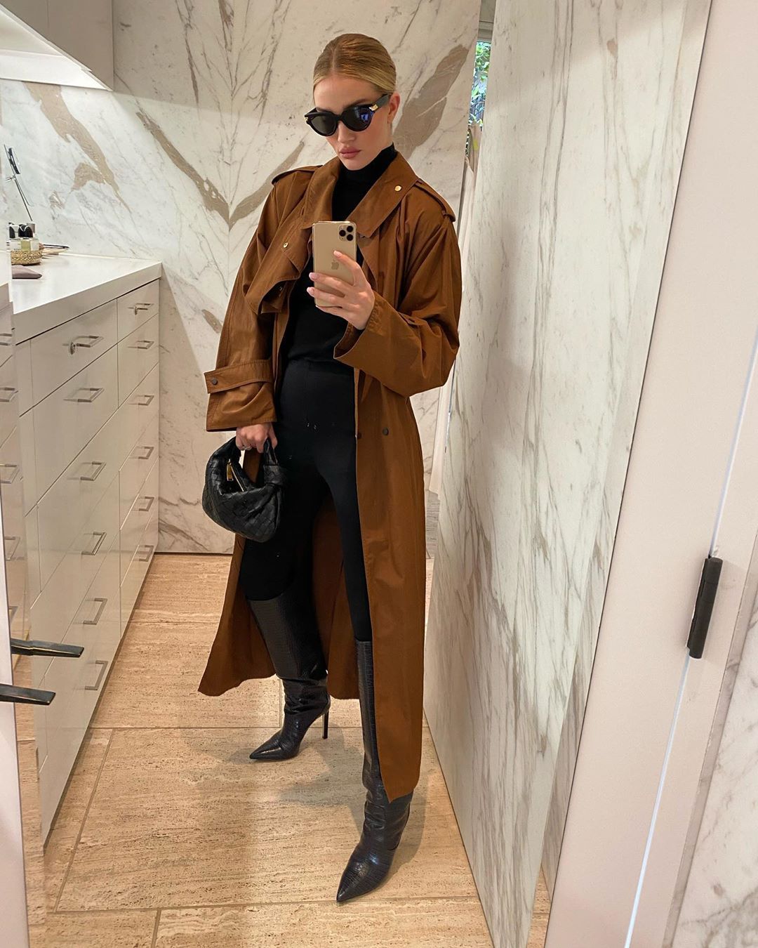 Уроки стилю: Роузі Хантінгтон-Уайтлі демонструє 10 трендових образів весни