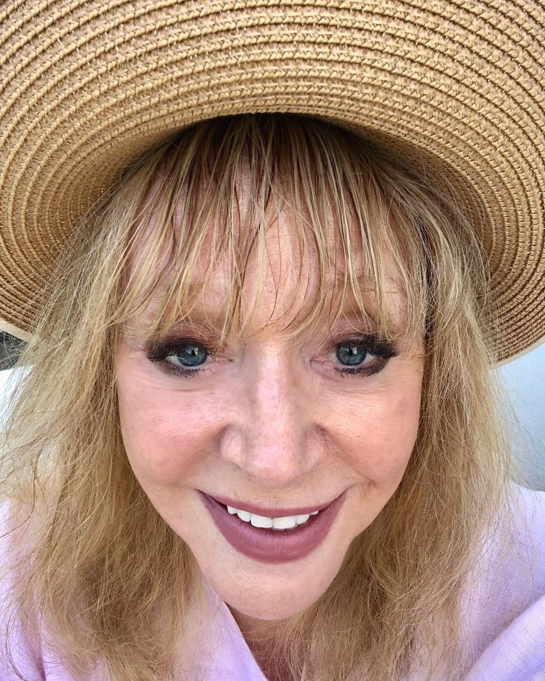 Пугачова у веснянках спантеличила фанатів молодим виглядом