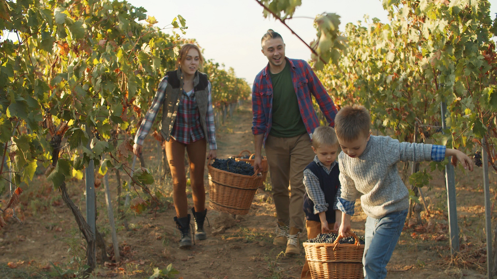 Тарас Тополя показав ексклюзивне архівне відео сім'ї у новому кліпі гурту "Антитіла"
