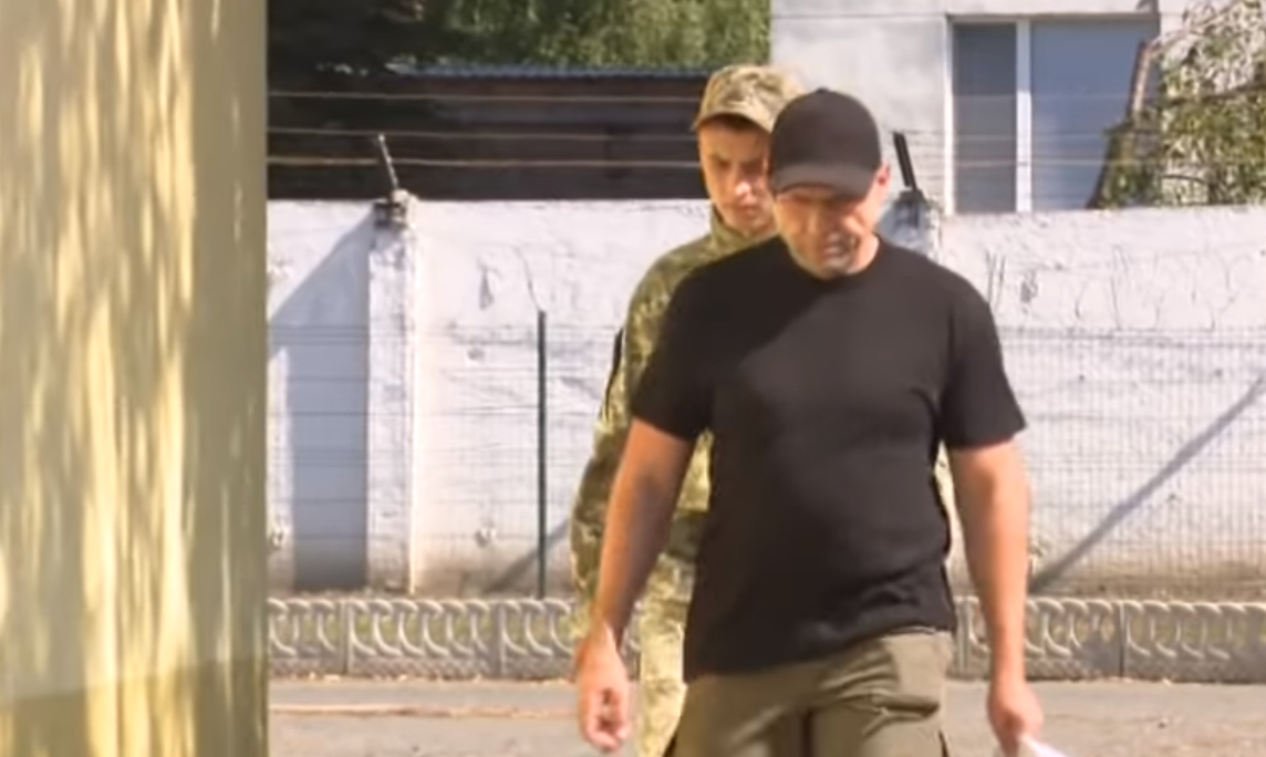 Сбор свеклы и работа швеей: какие условия у Дронова и Зайцевой в тюрьме (видео)