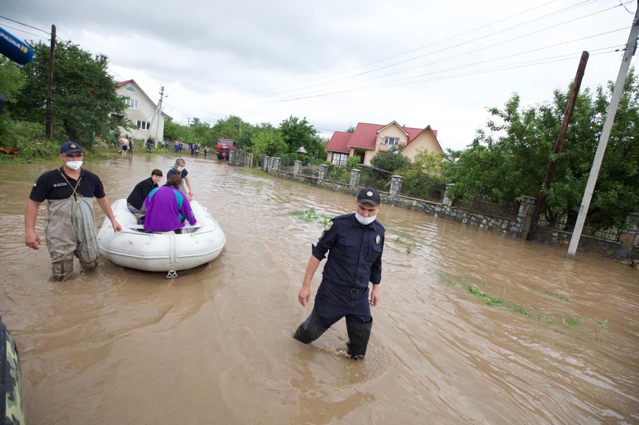 Захід України сильно затопило: у мережі показали масштаби стихійного лиха