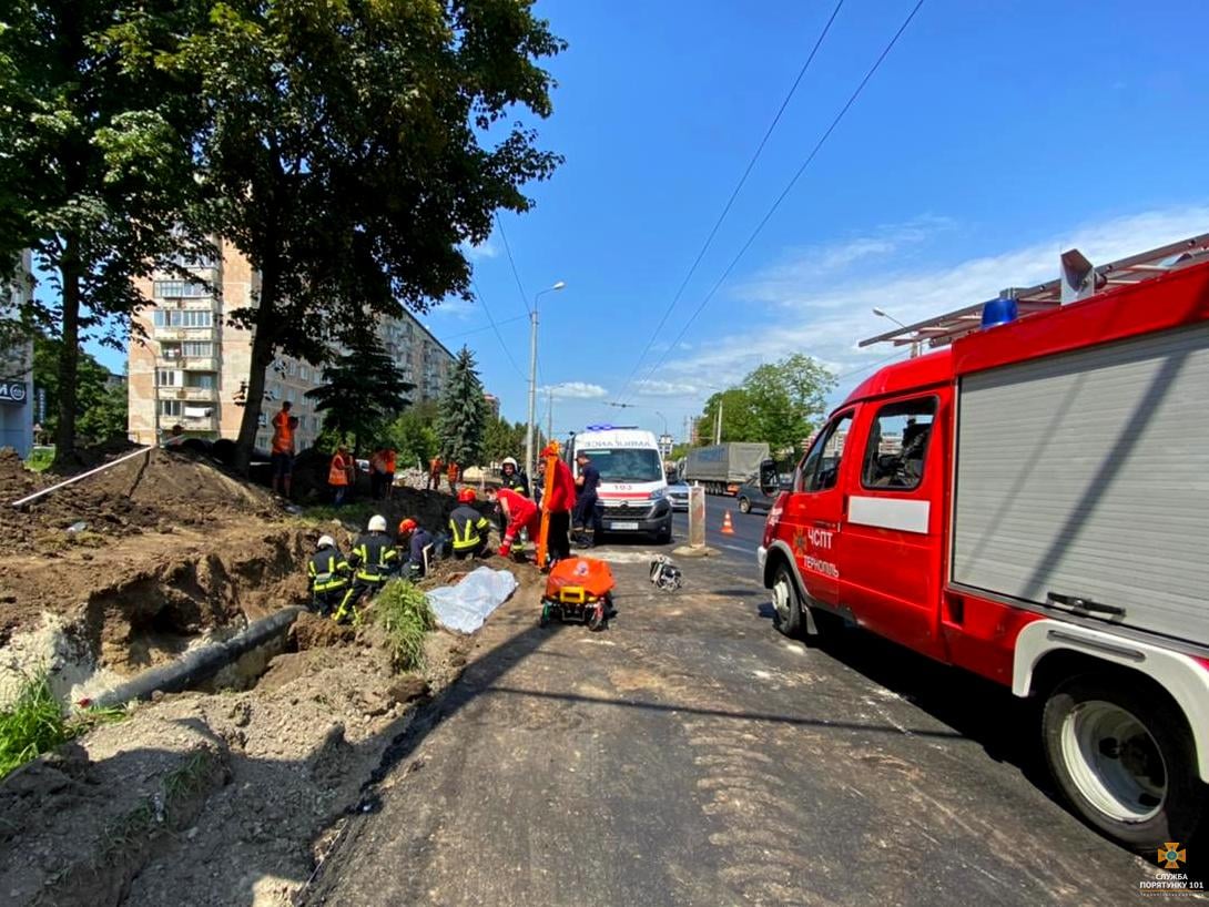 В Тернополе во время земляных работ произошел оползень: есть погибший