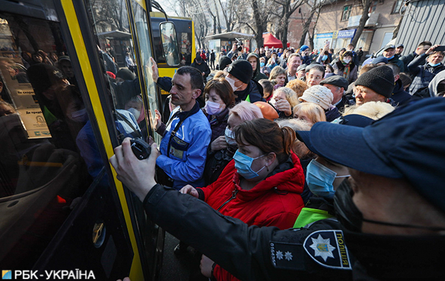 Карантин в Киеве: появились фото "штурма" автобусов