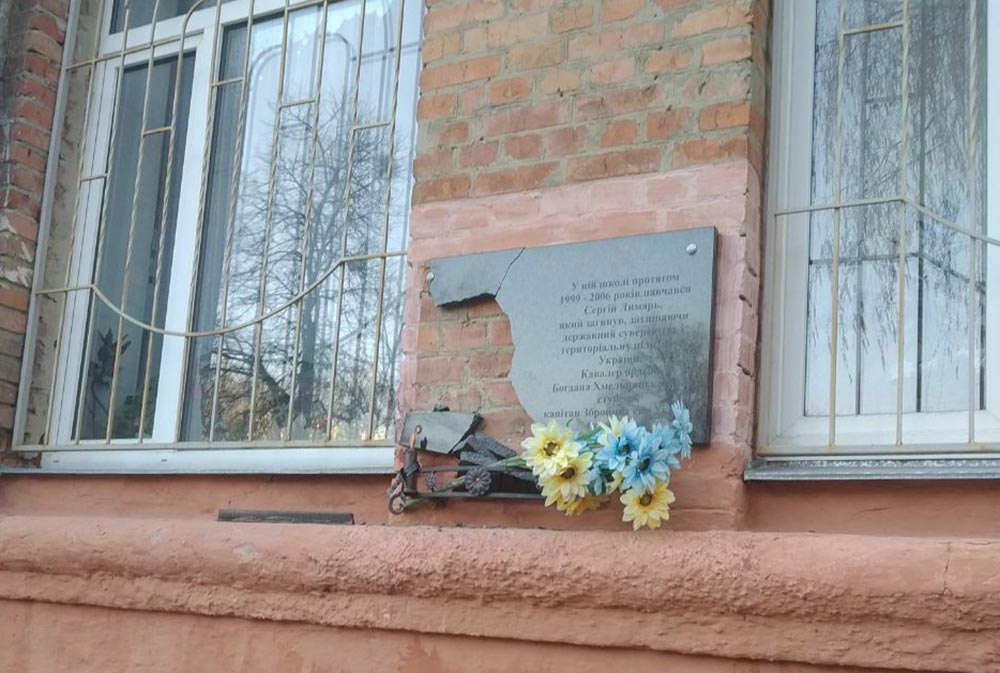 У Полтаві вандал потрапив на відео під час розгрому пам'ятника воїнам АТО