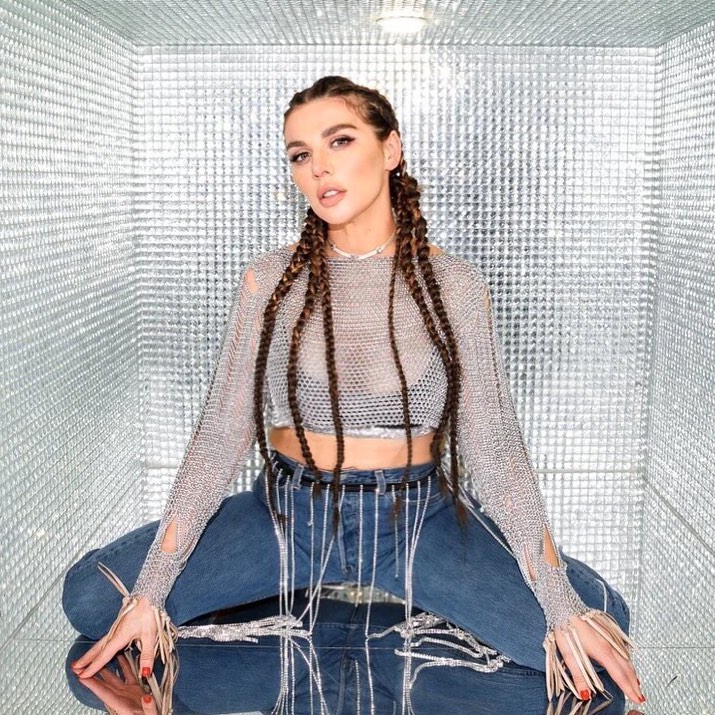 Измени свою жизнь: Анна Седокова в латексе поделилась секретом уверенности в себе