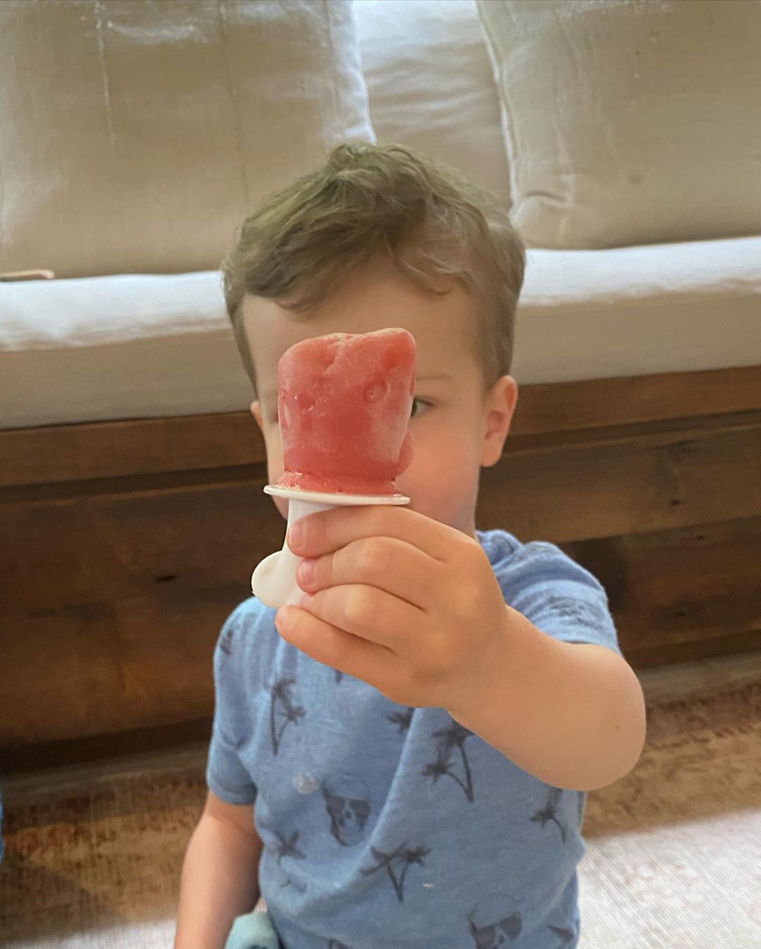 На кого похож? Роузи Хантингтон-Уайтли показала новые фото подросшего сына от Джейсона Стетхэма