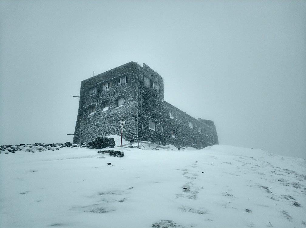 Карпаты засыпало снегом: впечатляющие фото