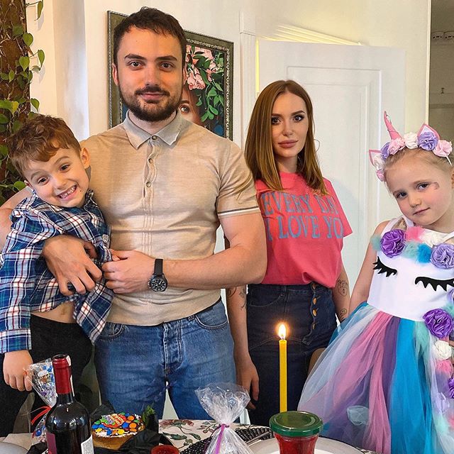 Такі гарні! Слава з НеАнгелів возз'єдналася з колишнім чоловіком і зворушила сімейним фото