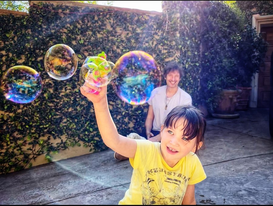 Вона дуже сильна! Мілла Йовович підкорила мережу "талантами" 2-місячної доньки