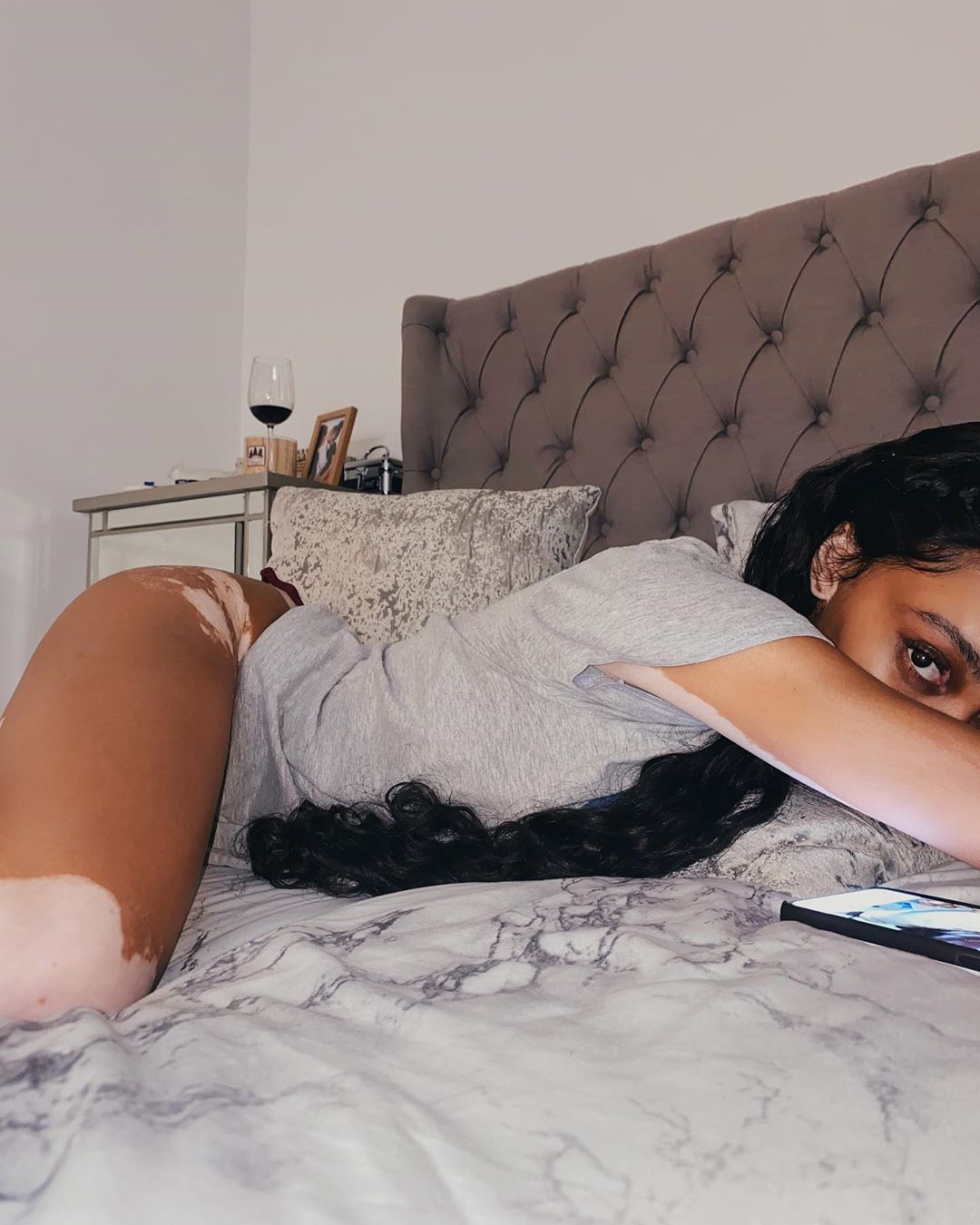 Соблазнительна даже дома: Винни Харлоу демонстрирует стройное тело в комфортном наряде